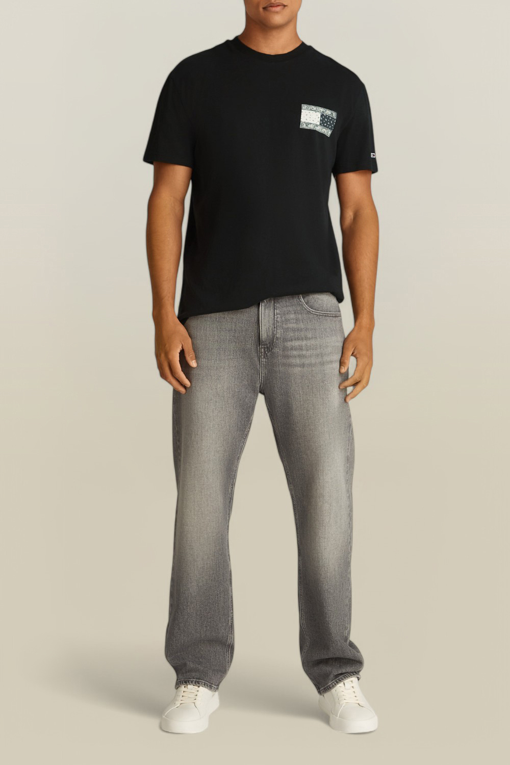 תמונת כל הלוק של חולצת טי